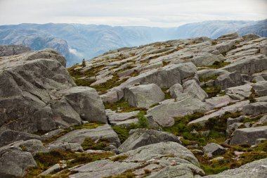Uçuruma görünümünden tarihinde Norveç'te Geirangerfjord. Birçok s