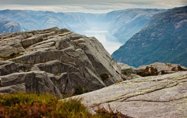 Uçuruma görünümünden Norveç'te Geirangerfjord üzerinde