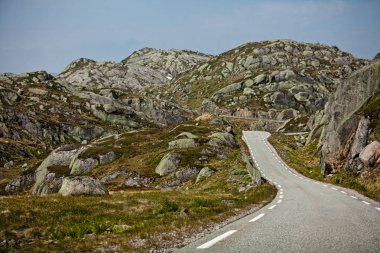 Norveç'te rocky dağları arasında dolambaçlı yol