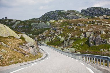 Norveç'te rocky dağları arasında dolambaçlı yol