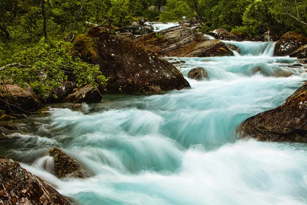 Sehr schöner mächtiger Wasserfall in Norwegen mit der Wirkung von f — Stockfoto
