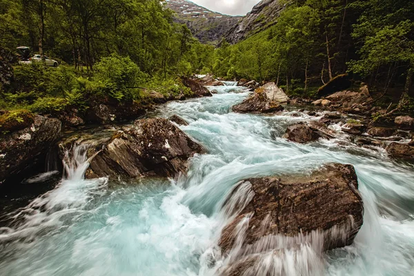 Sehr schöner mächtiger Wasserfall in Norwegen mit der Wirkung von f — Stockfoto