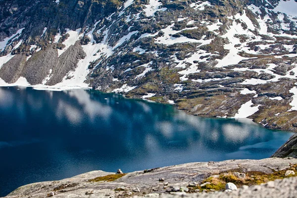 Der blick von den bergen auf den fjord dalsnibba in norwegen — Stockfoto
