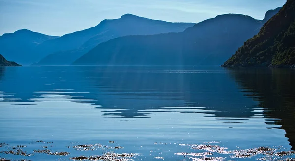 Beau lac et la lumière du soleil tombant rayons en Norvège — Photo