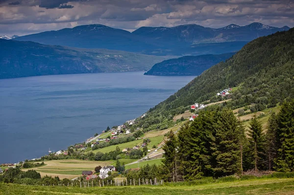 Der Fjord und das Dorf vom Hochsommer in Norwegen — Stockfoto