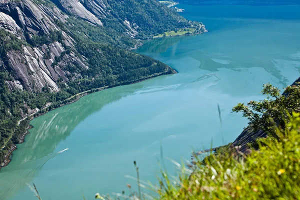 La vista desde las montañas hasta el agua esmeralda en el fiordo. N — Foto de Stock