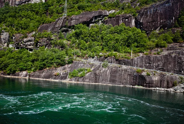 Uitzicht vanaf het meer naar de berg rock zomer in Noorwegen — Stockfoto