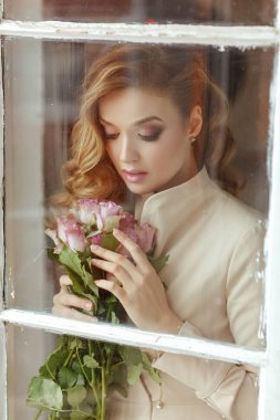 Bir güzel hassas şehvetli sarışın kız Güllü portresi,