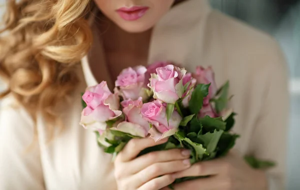 Portrait d'une belle fille blonde sensuelle délicate avec des roses , — Photo
