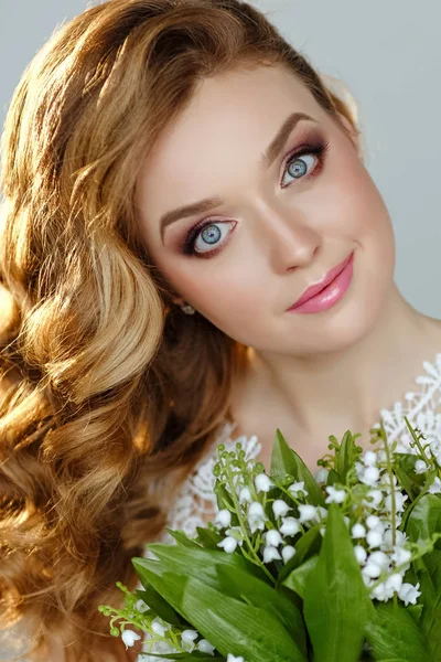 Portrét krásné jemné blond usměvavá dívka s liliemi — Stock fotografie
