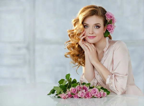 Retrato de una hermosa chica rubia con delicadas rosas rosadas — Foto de Stock