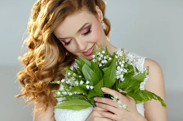Retrato de una hermosa rubia delicada sonriente con lirios —  Fotos de Stock