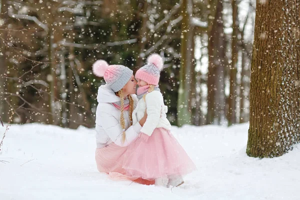 Mom and daughter hugging happy winter in the park — Stock Photo, Image