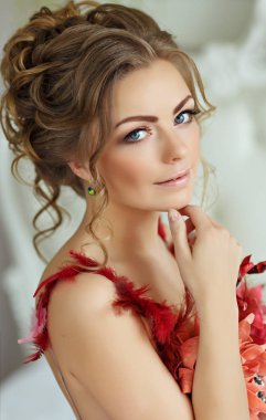 Güzel seksi kız sarışın bir mayo dan kırmızı çiçekler, cl