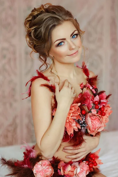 Piękna, zmysłowa dziewczyna Blondynka w strój kąpielowy z czerwonych kwiatów, cl — Zdjęcie stockowe