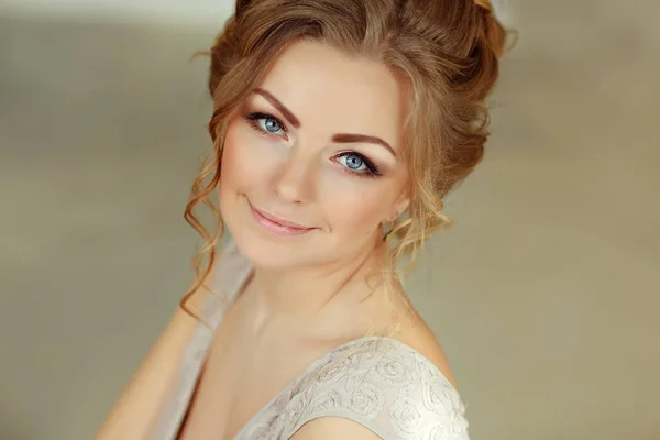 아름 다운 관능적인 여자 금발 푸른 눈 웃입니다. 세로 c — 스톡 사진