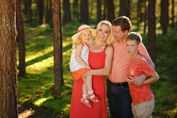 Μια μεγάλη οικογένεια: μαμά, μπαμπάς και τα μωρά τους χαμόγελο στο δάσος στην t — Φωτογραφία Αρχείου