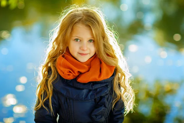 Gyönyörű lány 6 éves szőke hosszú haj hátterében egy — Stock Fotó