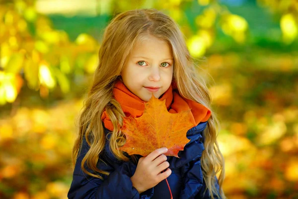 Frumos 6 ani blonda fata cu păr lung este holding o hartă — Fotografie, imagine de stoc