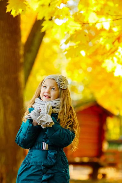 Beautiful 6 year old blond girl with long hair joyfully looks up — Stock Photo, Image