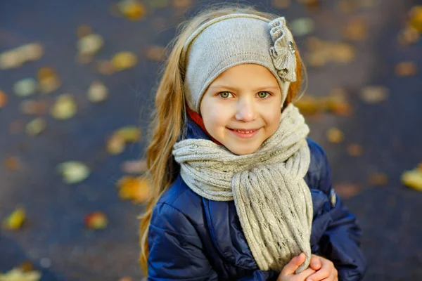 Frumos 6 ani blonda fata cu parul lung zâmbește împotriva th — Fotografie, imagine de stoc
