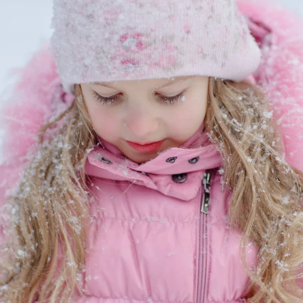 Retrato de uma menina loira em uma jaqueta rosa em um fundo claro — Fotografia de Stock