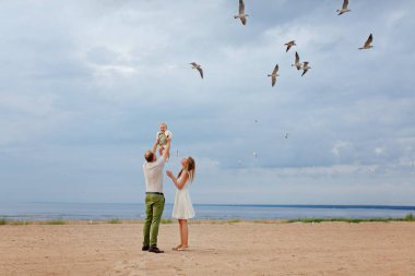 Baba kızına denizde kadar yanında yaz atar
