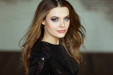 Kıvırcık saçlar ve dolgun dudaklar ile baştan çıkarıcı seksi kız. Güzellik portr