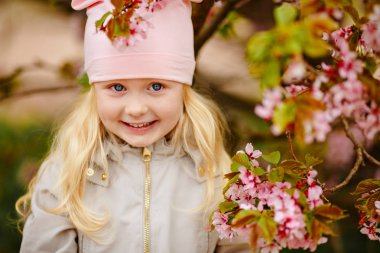 Pembe sakura spri gür saçlı sevimli sevimli sarışın kız