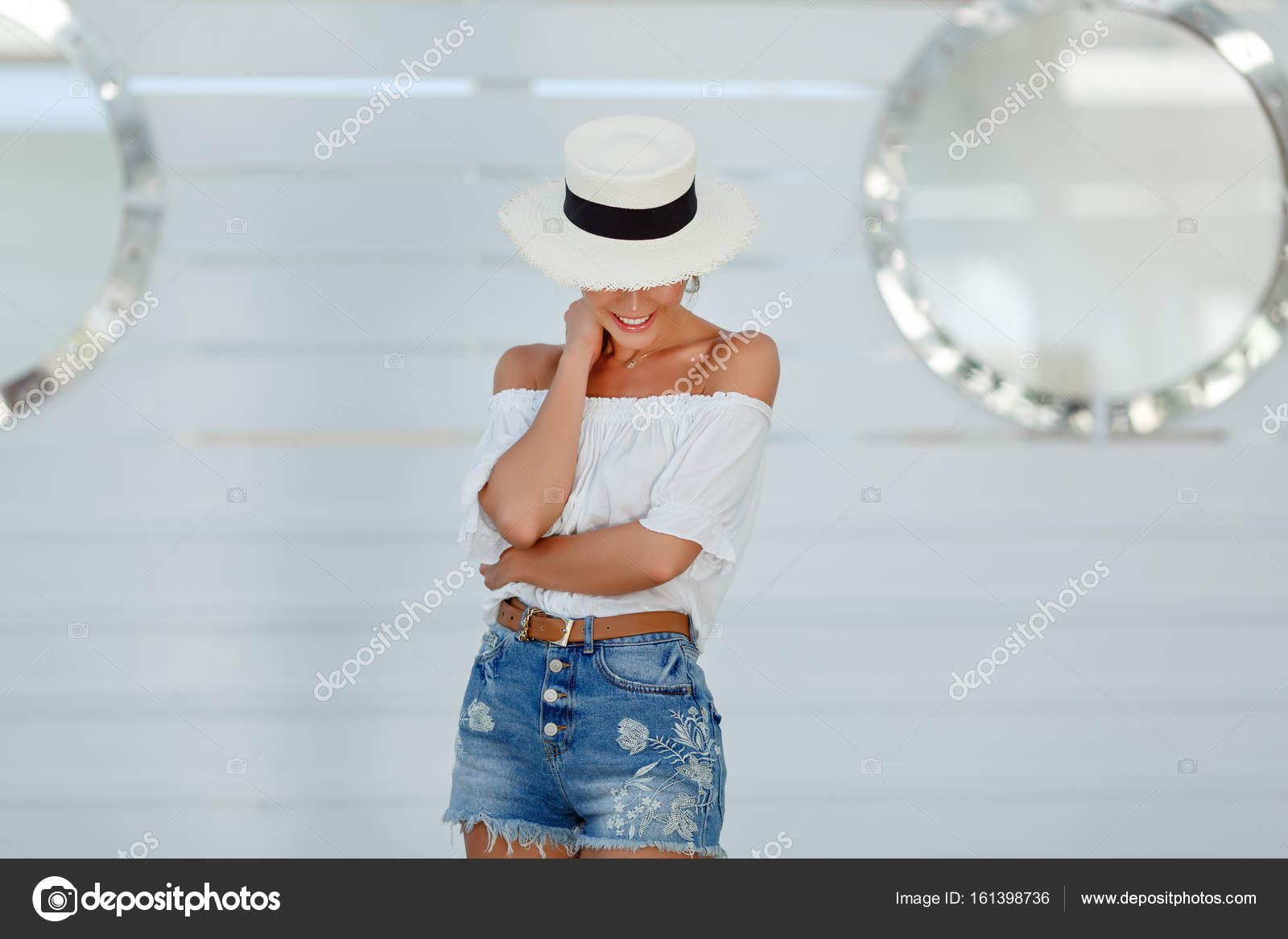 Сексуальная девушка в рубашке и шляпе