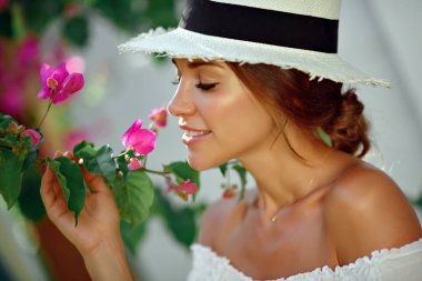 Bir beyaz şapka gülümser, toplam tabaklanmış güzel ve seksi kız