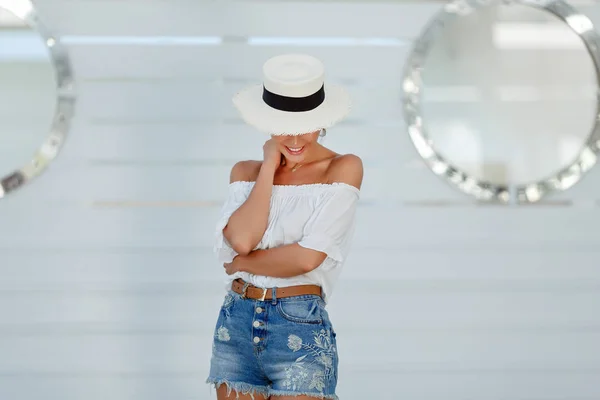 Abbronzato bella e sexy ragazza in un cappello bianco su un backgro bianco — Foto Stock