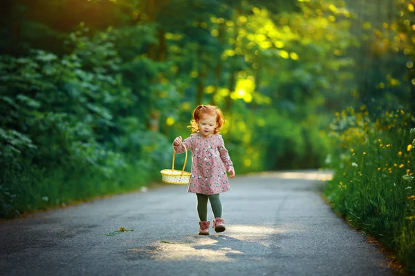 Pequena linda menina ruiva correndo no caminho, em — Fotografia de Stock