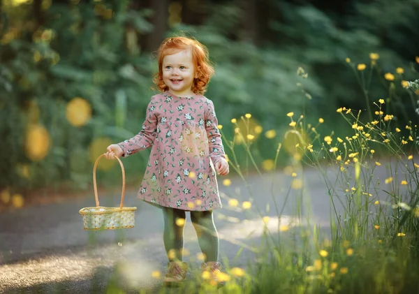 Pequena bela menina ruiva menina sorrindo, no verão em — Fotografia de Stock