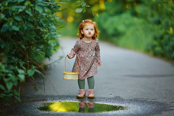 Bebe Fille Aux Cheveux Roux Dans Un Chapeau Assis Dans La Rue En Automne Image Libre De Droit Par Coy Creek C