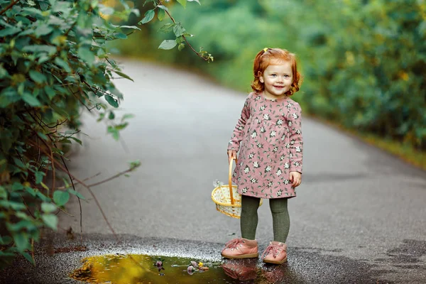 Micuță fetiță frumoasă cu părul roșu zâmbind fericit, în summ — Fotografie, imagine de stoc