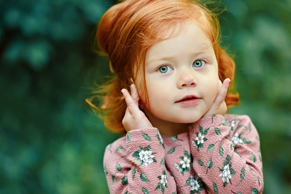 Pequeña niña pelirroja hermosa sonriendo felizmente, en summ —  Fotos de Stock