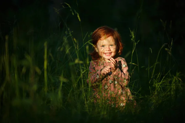 아름 다운 빨간 머리 소녀 아기 소녀 미소, t에 앉아 — 스톡 사진
