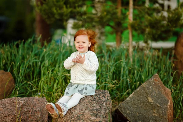 Micuta frumoasa fata rosie-parul fetita zâmbind, stând pe s — Fotografie, imagine de stoc