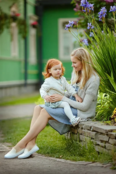 Maman et fille rousse souriant en été dans le parc — Photo