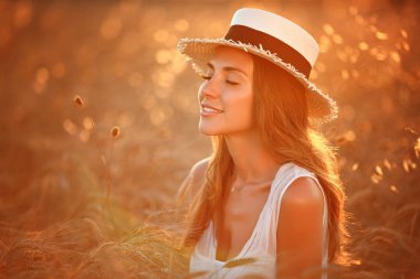 Bir güzel kız beyaz elbise ve şapka portresi bes