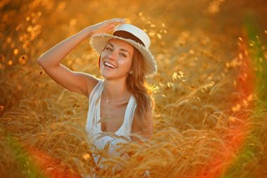 Bir güzel kız beyaz elbise ve şapka portresi bes