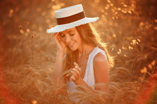 Bir güzel kız beyaz elbise ve şapka portresi bes