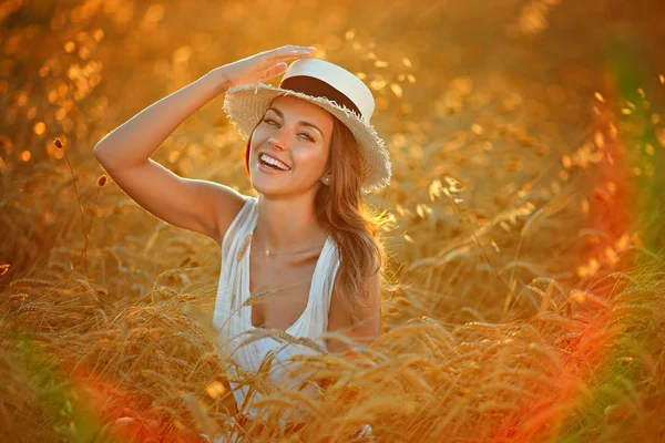 Bir güzel kız beyaz elbise ve şapka portresi bes