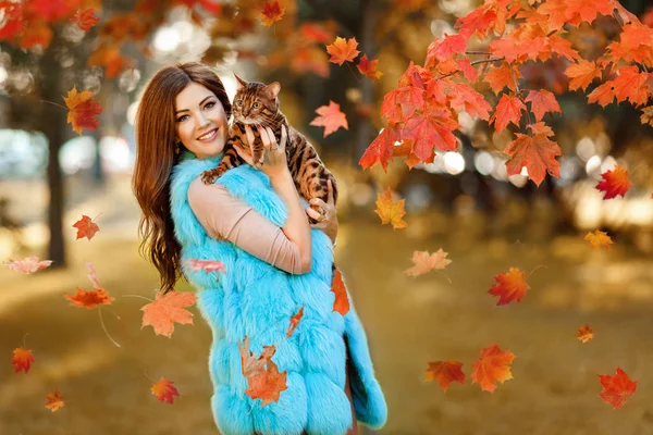 A very beautiful fashionable girl with a brown-haired woman hold — Stock Photo, Image