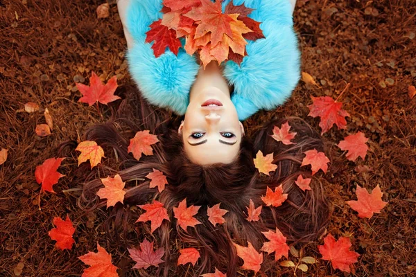 Very beautiful young brunette woman lies on the grass, her orang — Stock Photo, Image