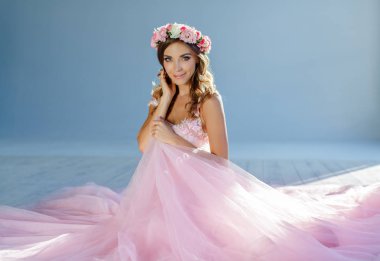 Hassas güzel kız pembe elbisesi ve çelenk çiçek SM