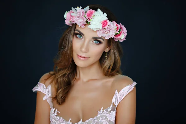 Retrato de una hermosa chica sensual en un vestido rosa y corona — Foto de Stock