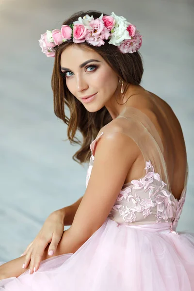 Portrét nabídka krásná dívka v růžových šatech a věnec — Stock fotografie