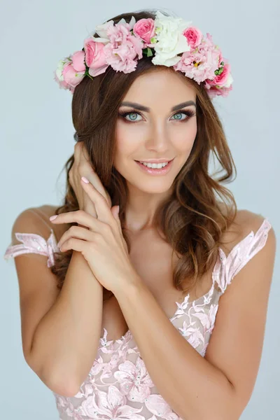 Retrato de uma menina bonita macia em um vestido rosa e uma grinalda — Fotografia de Stock